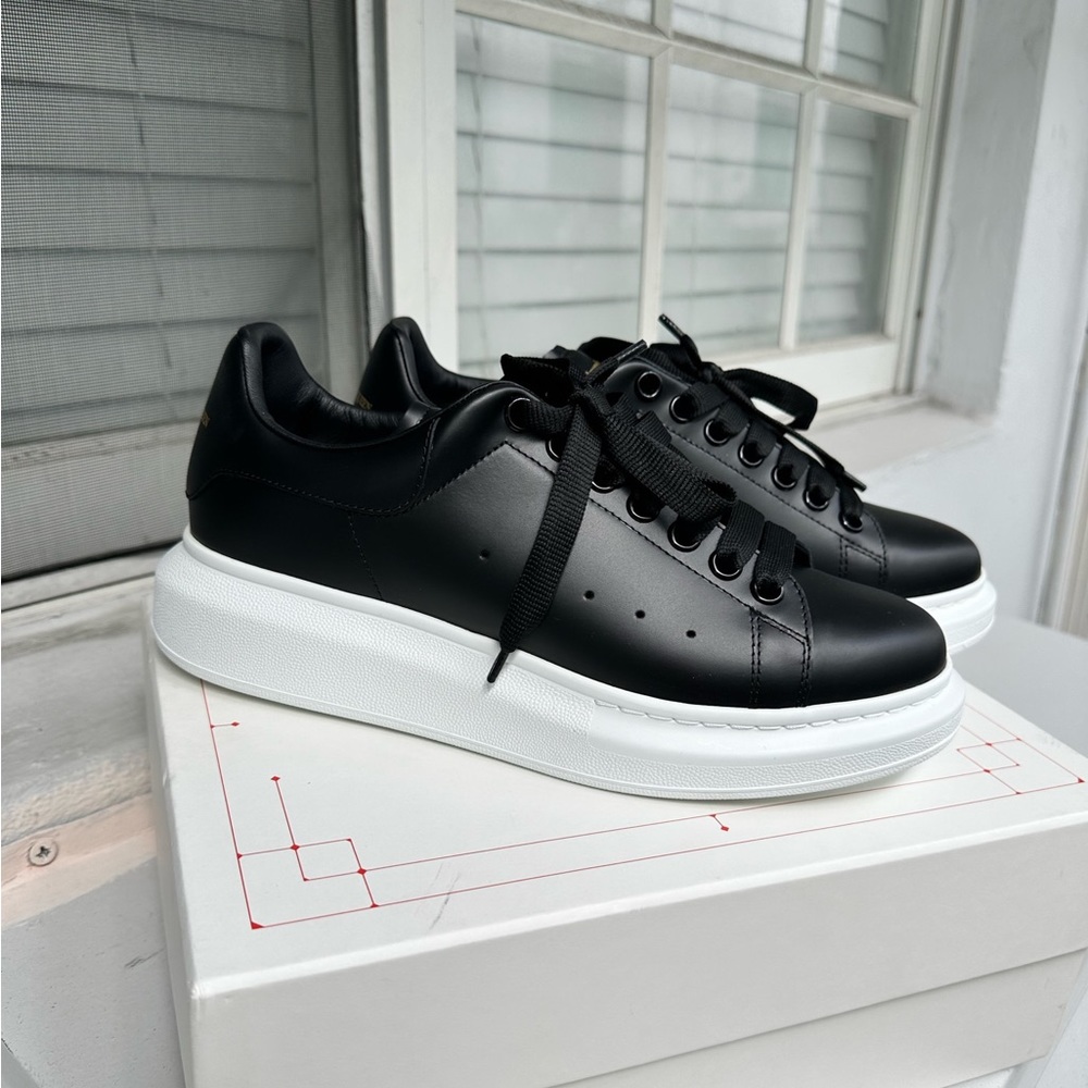 Alexander McQUEEN Larry sneaker black size EUR 41 or US 8.5 new in box tags